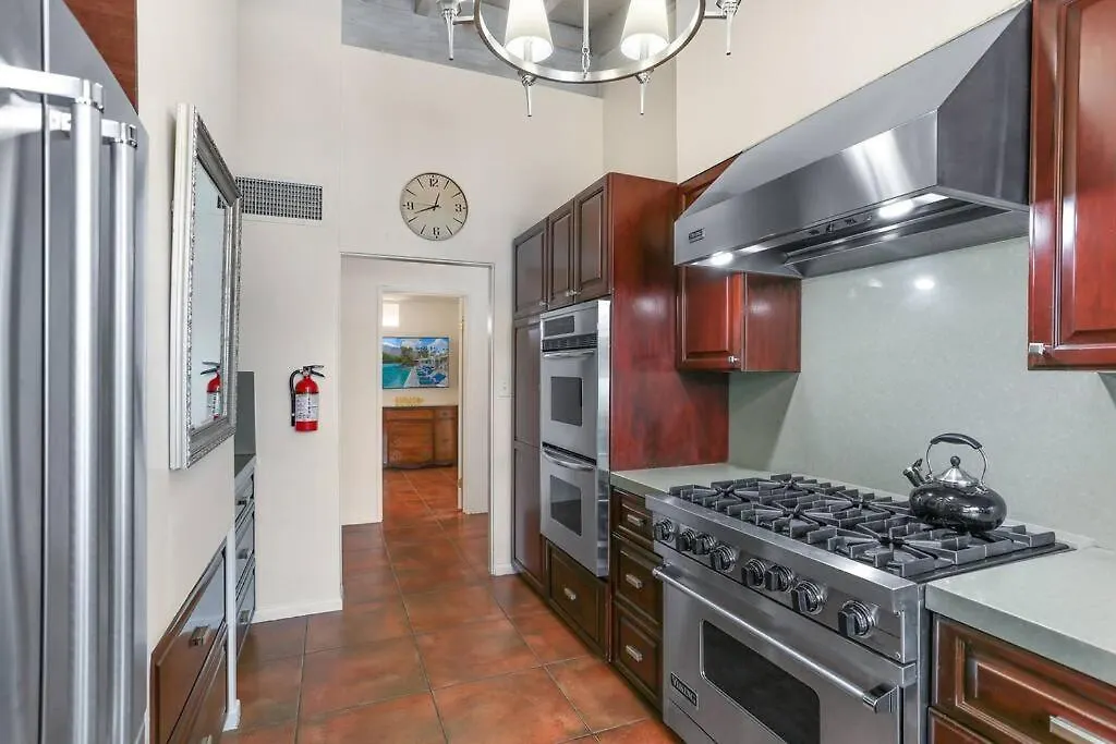 Near Downtown Palm Springs, 7 Bd 7 Bth, 80Ft Pool, Pickleball 0*,  États-Unis